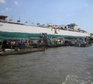 Ein asiatisches Shopping-Center am Fluss!?