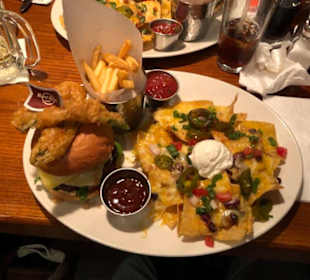 Burger und nachos 