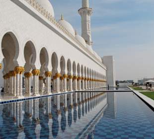 Vor der Moschee