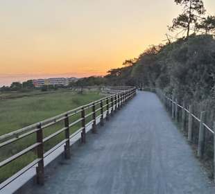 Am Abend entlang am Strand