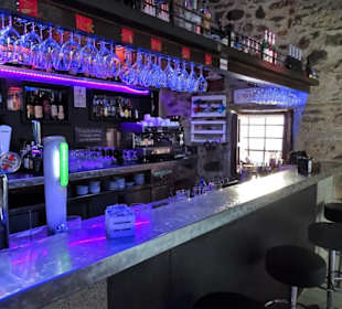 Am Tresen der Bar Yesterday