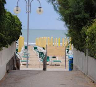 Zum Strand vom Hotel Ivana