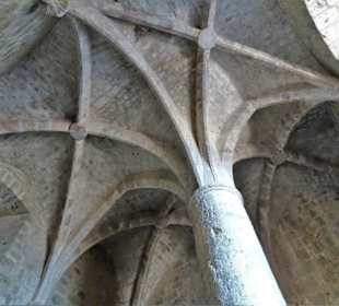 Im Säulensaal der Burg Quéribus 