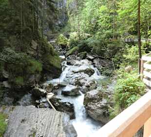 Auf Stegen durch die Klamm