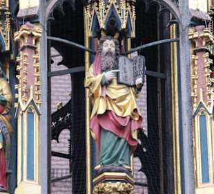 Figuren im Schönen Brunnen