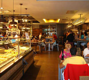 Kuchentheke und Eingangsbereich Café