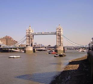 Tower Bridge strahlend blau