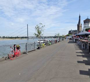 Spaziergang über die Rheinuferpromenade Düsseldorf
