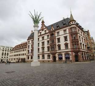 Friedenssäule (1999) auf dem Nikolaikirchhof