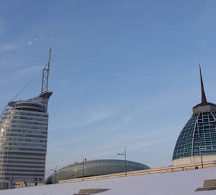 Links das Hotel mit Aussichtsplattform