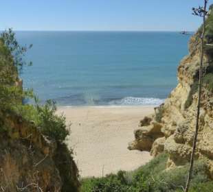 Praia de Marinha mit toller Küste und Strand