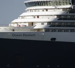 Die Queen Elizabeth im hafen von Funchal