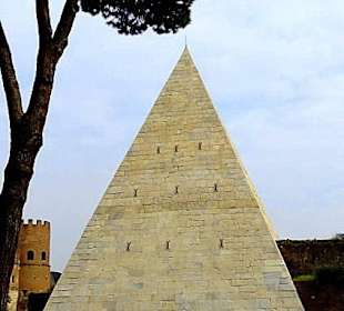 Die Pyramide vom Friedhof aus