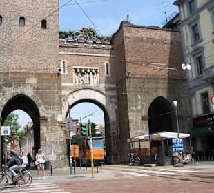 Одни из сохранившихся ворот