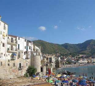 Wiok na plażę z kafejek na zboczu miasta