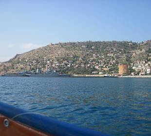 Bootsfahrt mit Blick "Roter Turm"