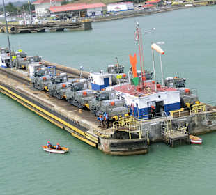 Gleich kommt das Seil per Ruderboot