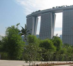 Blick vom Park auf Hotel Sands