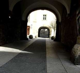 Einfahrten bei den Häusern