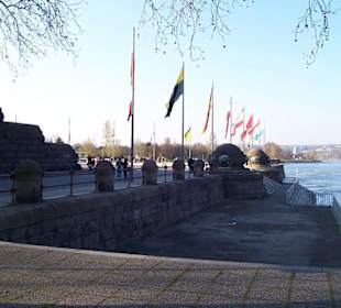 Zugang von der Rheinseite aus