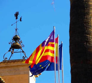 Tolle Turmspitze mit Fahnen