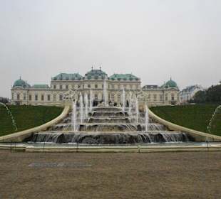 Wasserspiel - im Hintergrund oberes Schloss