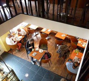 Blick von der Balustrade auf den Fastraum