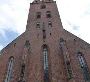 Vor St. Petri – Blick auf Fassade und Turm 