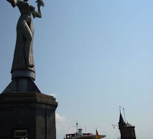 Die Imperia steht direkt an der Hafeneinfahrt