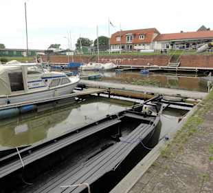 Alter Torfkahn im Hafen