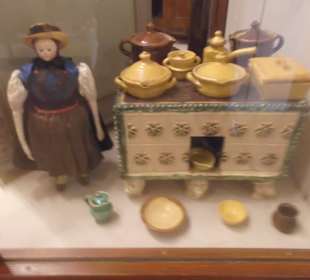 Früh übt sich die junge Hausfrau