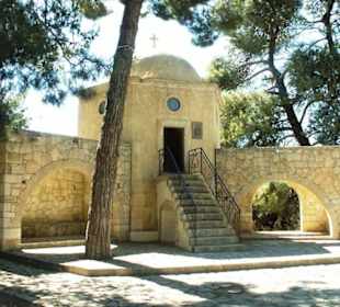 Gebeinhaus außerhalb der Klostermauern