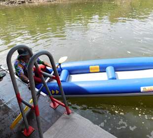 Schlauchbootfahrt im Mangrovendschungel