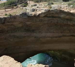 Blick die Höhle von Benagil vom „Höhenweg“ aus