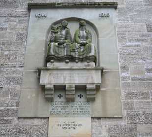 Ehrenmal an der Außenwand