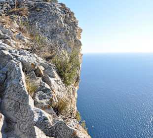 Senkrecht abfallende Steilklippen