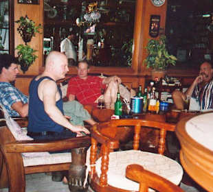 Klaus mit Stammgaesten