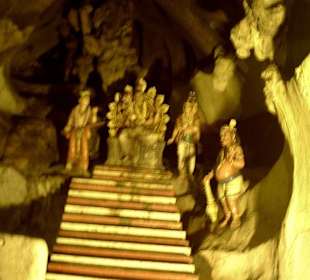 Statuen im Inneren der Höhle