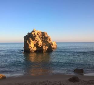Praia dos Arrifes mit bizzarer Felsenküste