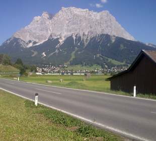 Blick auf die Sonnenseite der Zugspitze