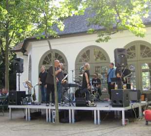 Die Bühne im Biergarten mit Band.