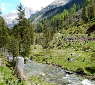 Weg beim Wasser entlang