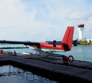 Rotes Wasserflugzeug am Steg