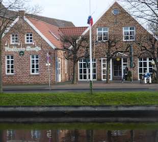 Smutje / lecker Fisch gegenüber