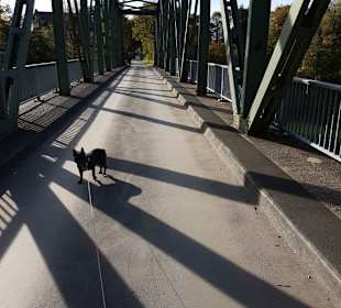 Die Kanalbrücke zum Biergarten