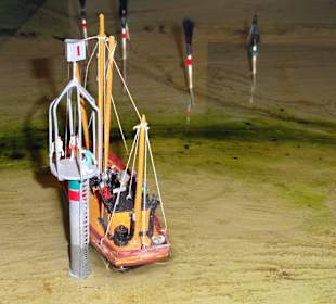 Küstendiorama mit auflaufendem Wasser