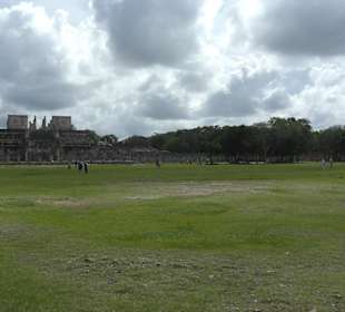 Kriegertempel und Säulen