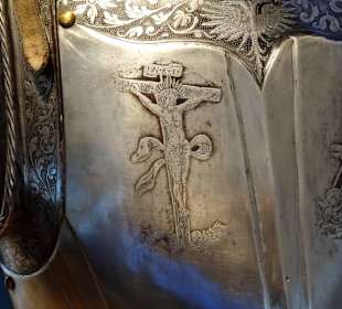 Kreuz an der Rüstung eines Kreuzritters