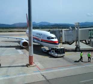 Blick auf das Vorfeld des Flughafens von Olbia