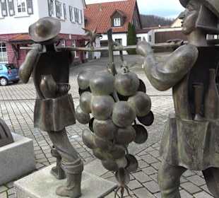 Brunnenplastik Traubenträger Linsenhofen